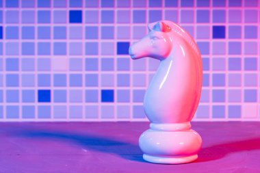 Bir satranç taşının çift gölgesi, çift renkli. Farklı ışıklandırma. arkaplan kareleri