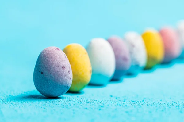 Fundo Azul Ovos Multi Coloridos São Alinhados Uma Fileira Ovos — Fotografia de Stock