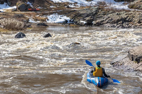 Tipo Activo Recreación Agua Kayak Entre Las Aguas Tormentosas Río —  Fotos de Stock