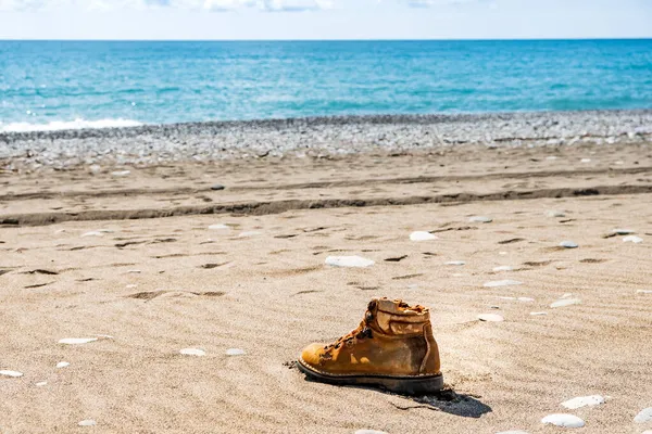 Einsamer Gelber Stiefel Strand Boot Von Mann Angespült Der Ertrunken — Stockfoto