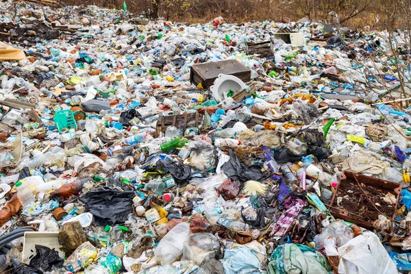 Verkhnie-Sergi, Rusya - 02 Mayıs 2021 ev atığı, çöplük. Sahaya izinsiz çöp atılması. Rusya 'da çöp sorunu