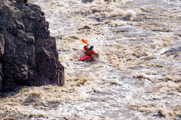 Чоловік Човні Бореться Проти Гірської Річки Каяки Брудній Гірській Річці — стокове фото