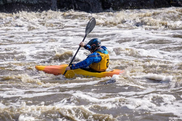 Ein Mann Mit Helm Und Taucheranzug Paddelt Auf Einem Kajak — Stockfoto