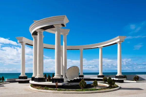 Kolonáda Pobřeží Nad Modrá Obloha Vzdálený Výhled Moře Pobřeží Městě Royalty Free Stock Obrázky