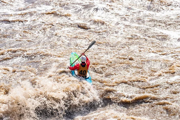 Hombre Bote Río Tormentoso Montaña Viaje Peligroso Tipo Peligroso Descanso —  Fotos de Stock