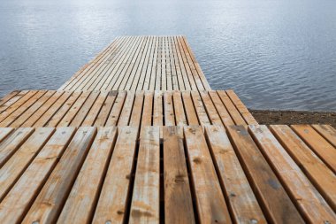 Göletin üzerindeki boş ahşap iskele. İskeleyi suya bastım. Boş yer ve bol su.