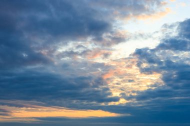 Gün batımında gökyüzünde bulutlar. Bulutlu akşam gökyüzü. Akşamları cennet