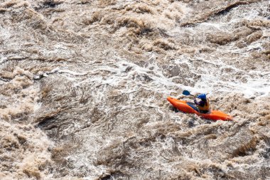 Bir dağ nehrini kanoyla aşmak. Büyük dalgalar ve akıntılar. Kubbeli tehlikeli su. ekstrem spor