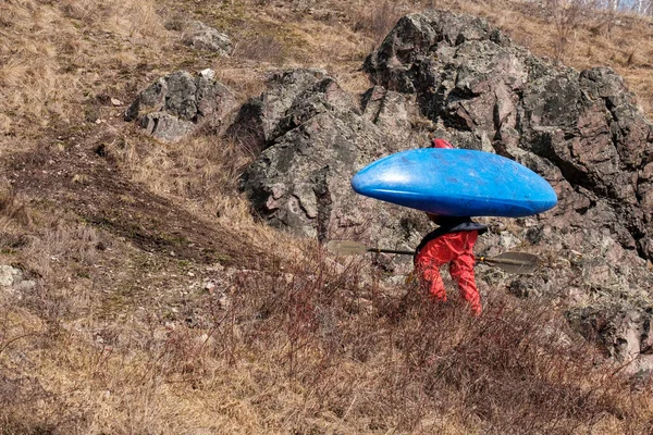 男がカヤックとか山の地形を通るオールを持ってる 水の体から — ストック写真
