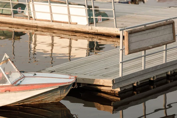 Viejo Barco Motor Con Timón Muelle Agua Muelle Una Señal —  Fotos de Stock