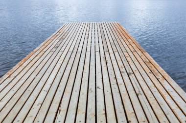 Eşit paralel kalaslardan yapılmış ücretsiz bir ahşap iskele. boş alan, iskele kaidesi.