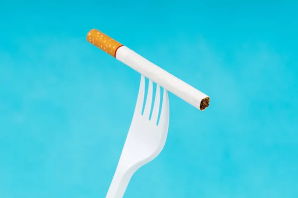 一次性插头上的香烟 背景是蓝色的 吸收尼古丁 尼古丁成瘾 — 图库照片