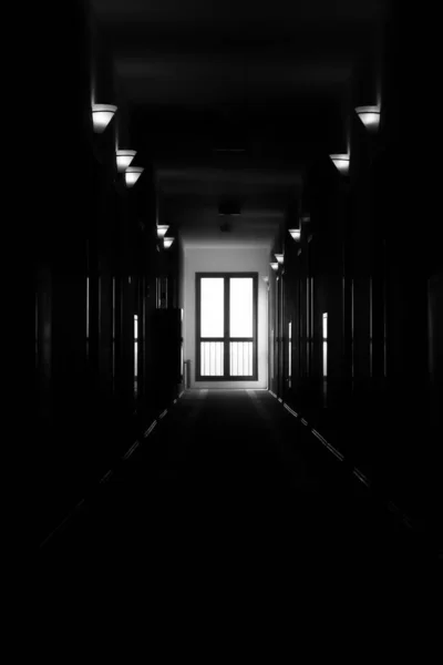 Μακρύ Σκοτεινό Διάδρομο Ασπρόμαυρη Φωτογραφία Του Ξενοδοχείου Κάθετη Φωτογραφία — Φωτογραφία Αρχείου
