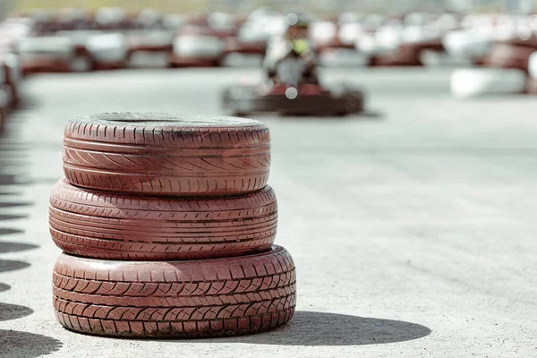 Karting Torze Oznaczonym Pomalowanymi Oponami Kierowca Nieostry Pierwszym Planie — Zdjęcie stockowe