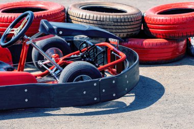 Lastiklerle sınırlı bir yarış pistindeki go-kart arabasının yakın çekimi. Yarış arabası yolda, ön tarafta.