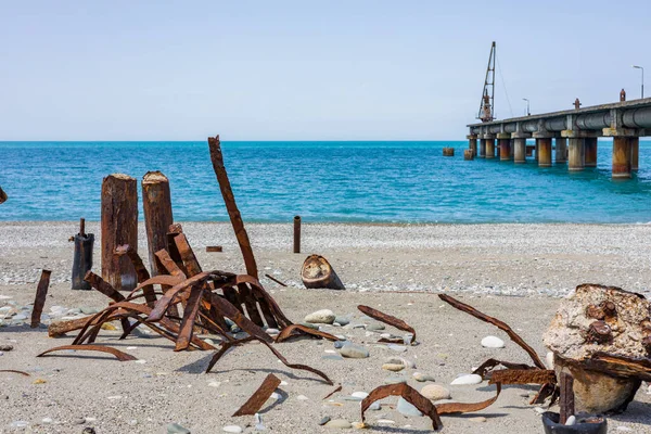 Spazzatura Metallo Riva Mare Sullo Sfondo Del Mare Vecchio Molo — Foto Stock