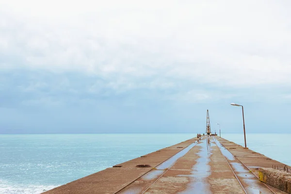 Vecchio Molo Sul Mare Con Pozzanghere Cui Cielo Riflette Vecchia — Foto Stock