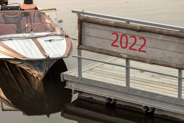Rıhtımdaki Suda Boya Soyan Eski Bir Tekne Rıhtımdaki Masada 2022 — Stok fotoğraf