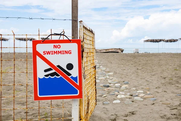 Sahil Girişinin Önündeki Çitte Yüzme Işareti Yok Suya Girilmesini Yasaklayan — Stok fotoğraf