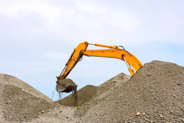 Part Excavator Dripping Sandy Soil Bulk Material Sand Poured Out — Stock Photo, Image