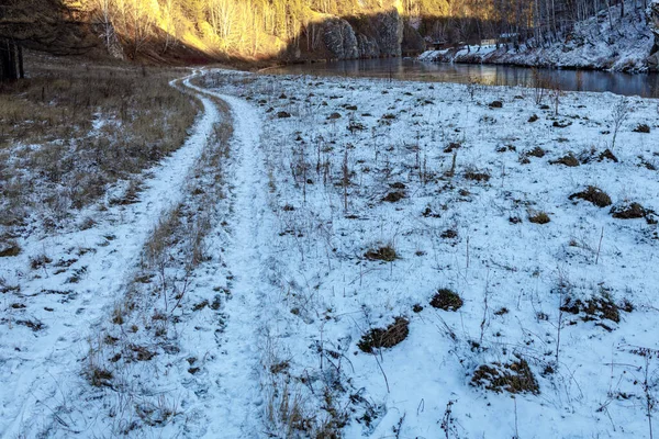 Landstraße Schnee Ragen Trockene Grashalme Aus Dem Schnee Winterstraße Und — Stockfoto