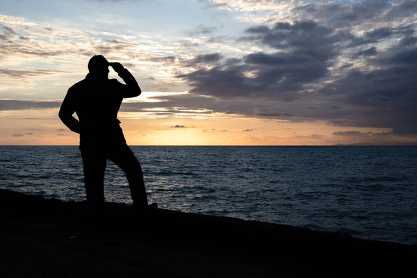 Silhuett Man Som Står Piren Och Tittar Havet Solnedgången Ensam — Stockfoto