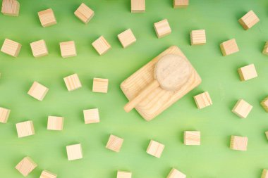 Tankın ahşap küplerin önünde gidecek bir yeri yok. askeri harekat savaş oyunu