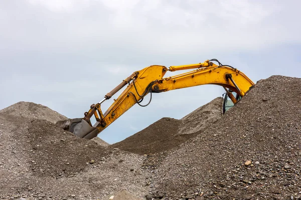 Excavator Process Mining Sand Shore Mountains Sand Working Excavator — Stock Photo, Image