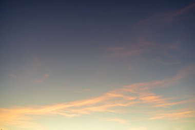 Bir yaz akşamında gün batımında gökyüzü. Gökyüzündeki ışık bulutu