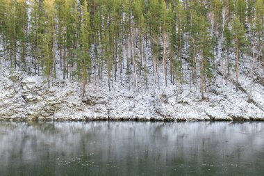 Nehir kışın buzla kaplanır, kıyıların yamacında çam ve huş ağaçları yetişir.