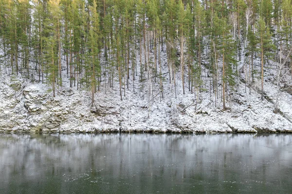 Nehir kışın buzla kaplanır, kıyıların yamacında çam ve huş ağaçları yetişir.