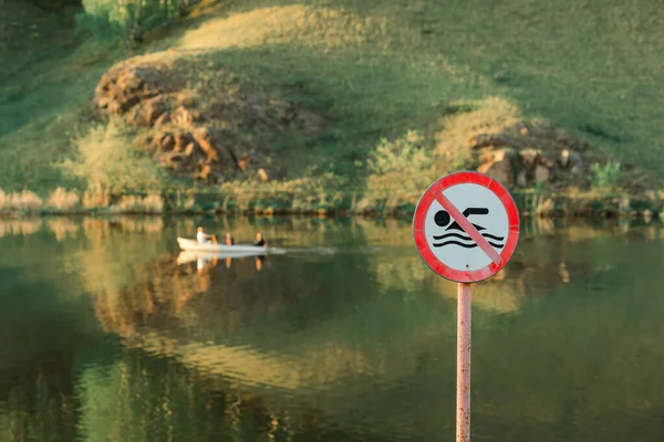 Bir Yaz Günü Nehrin Arka Planında Yüzme Işareti Yasaktır Tatilcilerle — Stok fotoğraf