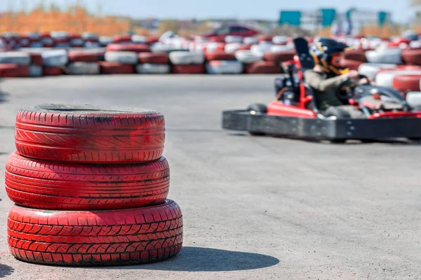 在卡丁车轨道上 三个车胎相互堆放在一起 体育区域的边界 卡丁车比赛 有趣的卡丁车 — 图库照片