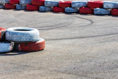 Yarış pistinde lastik boyamak, yarış pistinin sınırları. go-kart parçası
