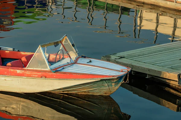 Старий Моторний Човен Причалив Причалу Човен Воді Влітку Прокат Човнів — стокове фото