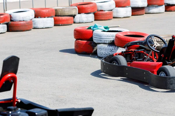 Carros Corrida Uma Pista Kart Limitada Por Pneus Vermelhos Kart — Fotografia de Stock