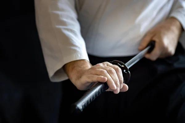 Combattant Des Arts Martiaux Dans Kimono Blanc Tire Son Épée — Photo