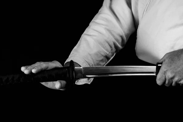Στα Χέρια Ενός Σπαθιού Σαμουράι Σπαθί Τραβιέται Από Θηκάρι Ασπρόμαυρη — Φωτογραφία Αρχείου