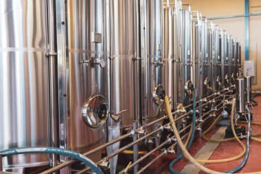 Güçlü alkollü içeceklerin üretildiği metal kaplar. alkol üretimi