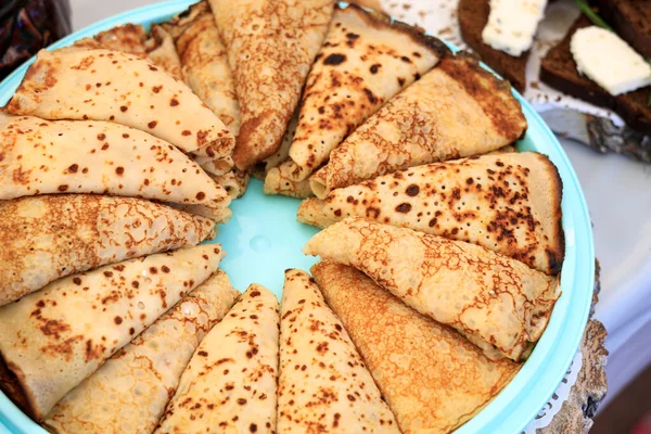 Pancakes Laid Out Circle Plates Rolled Pancakes Triangular Shapes Fried — Stock Photo, Image