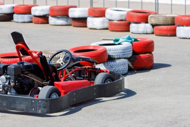 Yarış pistindeki araba, pilot gitmiş. Go-kart pistinde boş araba