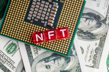 Dolar arkaplanındaki kırmızı küplere harfler. çok para kazanmak için yeni dijital fırsatlar