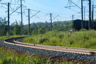 Ormandaki demiryolu kavşağı, giden yük treni. Trenli manzara