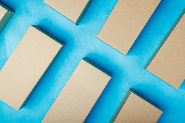 Geschlossene Braune Schachteln Auf Blauem Hintergrund Ein Muster Aus Schachteln — Stockfoto