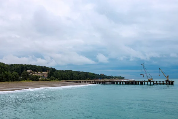 Riva Mare Con Una Foresta Sulla Riva Molo Abbandonato Con — Foto Stock