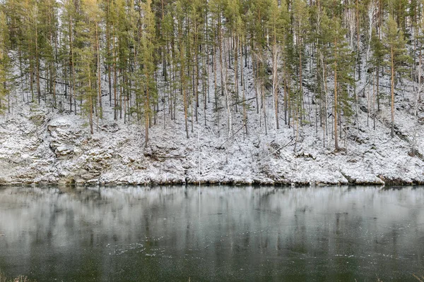 Όχθη Ενός Παγωμένου Ποταμού Πάγος Στο Ποτάμι Και Άλλη Όχθη — Φωτογραφία Αρχείου