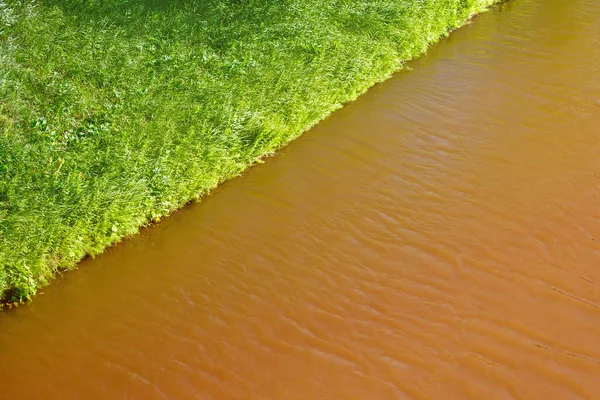 Zöld Part Narancs Víz Kontrasztos Szín Természetben Víz Föld Elkülönítése — Stock Fotó