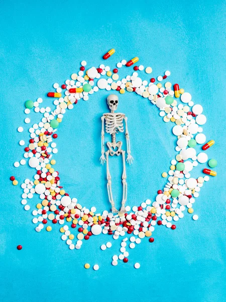 Medicamentos Médicos Esqueleto Humano Forma Tabletas Alrededor Del Esqueleto Demasiadas — Foto de Stock
