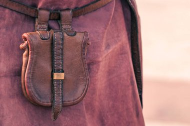 Tokalı eski deri kahverengi cüzdan, para tutmak için ortaçağ cüzdanı.