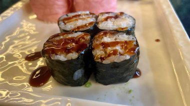 Tabakta suşi yemeği 